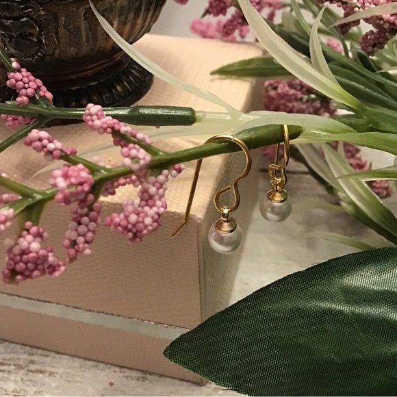 Dangle Pearl Earrings 🌸[2/$30.00]🌸 - Picture 3 of 7